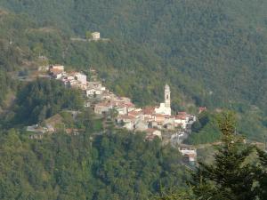 Xtrallusion photo library of independent, self-guided walking and sightseeing holidays in Italy. Pictures, images, photos and photographs taken along the way of this 1-day walking itinerary, to give you a visual impression of the day's walk.